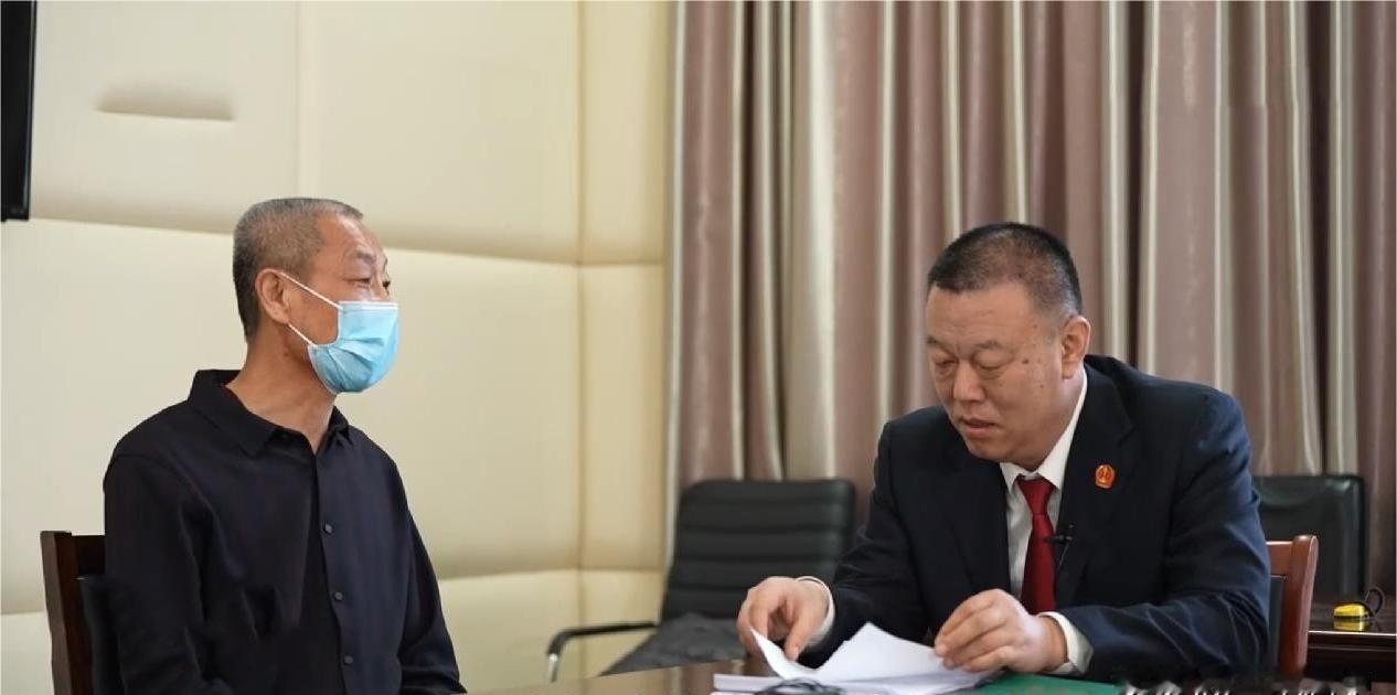 “降维打击？”内蒙古赤峰，赵家17座祖坟修在一片林地上，已有百年历史。老李用15