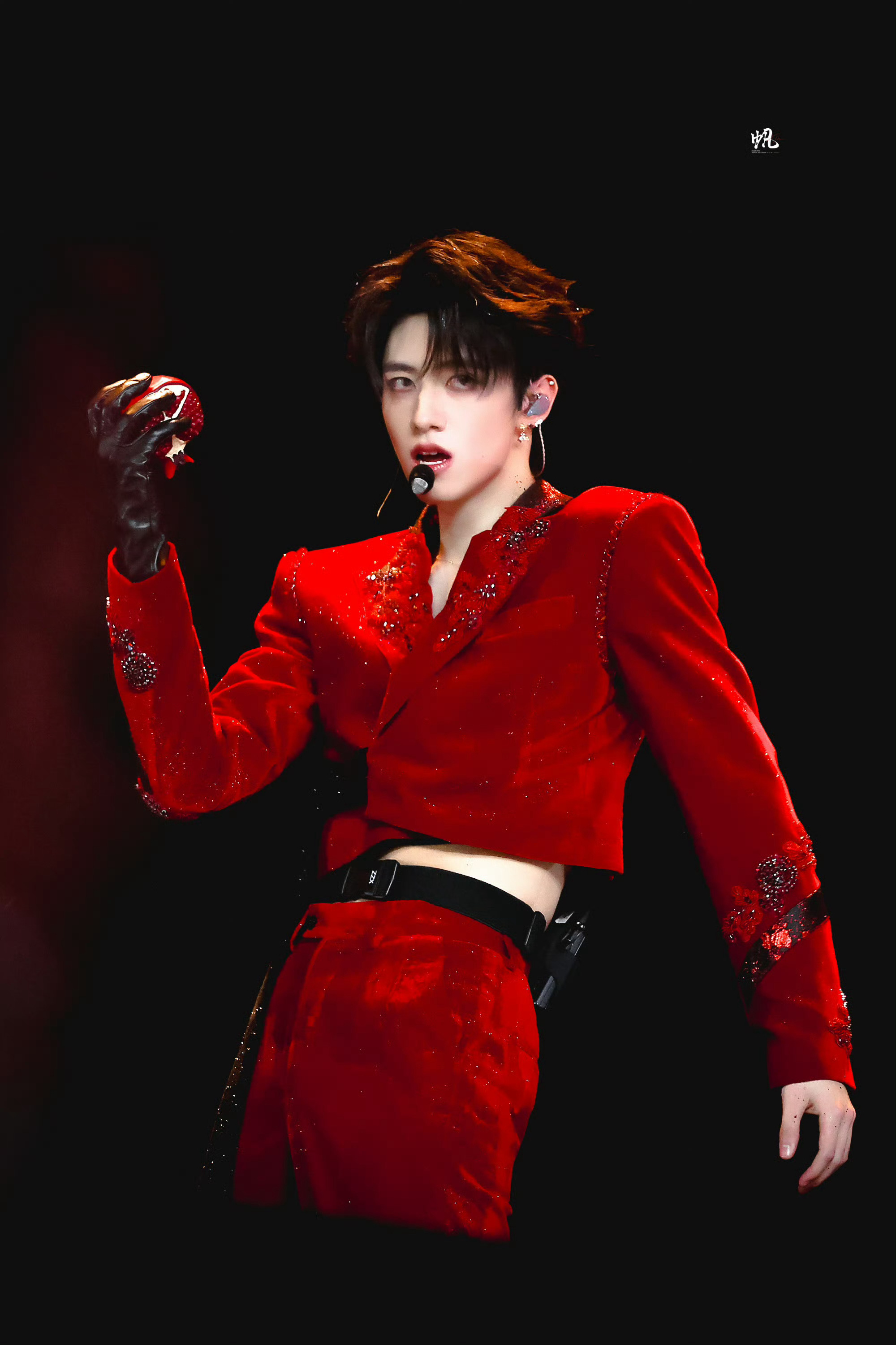 朱志鑫露腰红西装 朱志鑫红西装造型夯爆了好吗🔥感受红苹果🍎的致命诱惑，要知道