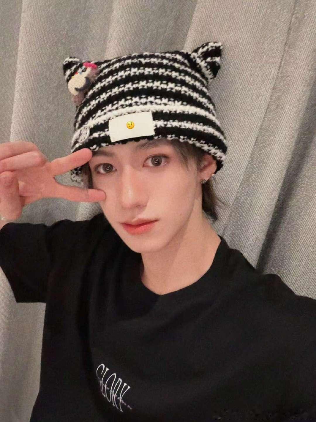 朱志鑫猫耳帽自拍朱志鑫睡之前解锁个鑫表情 朱志鑫猫耳帽自拍来啦 