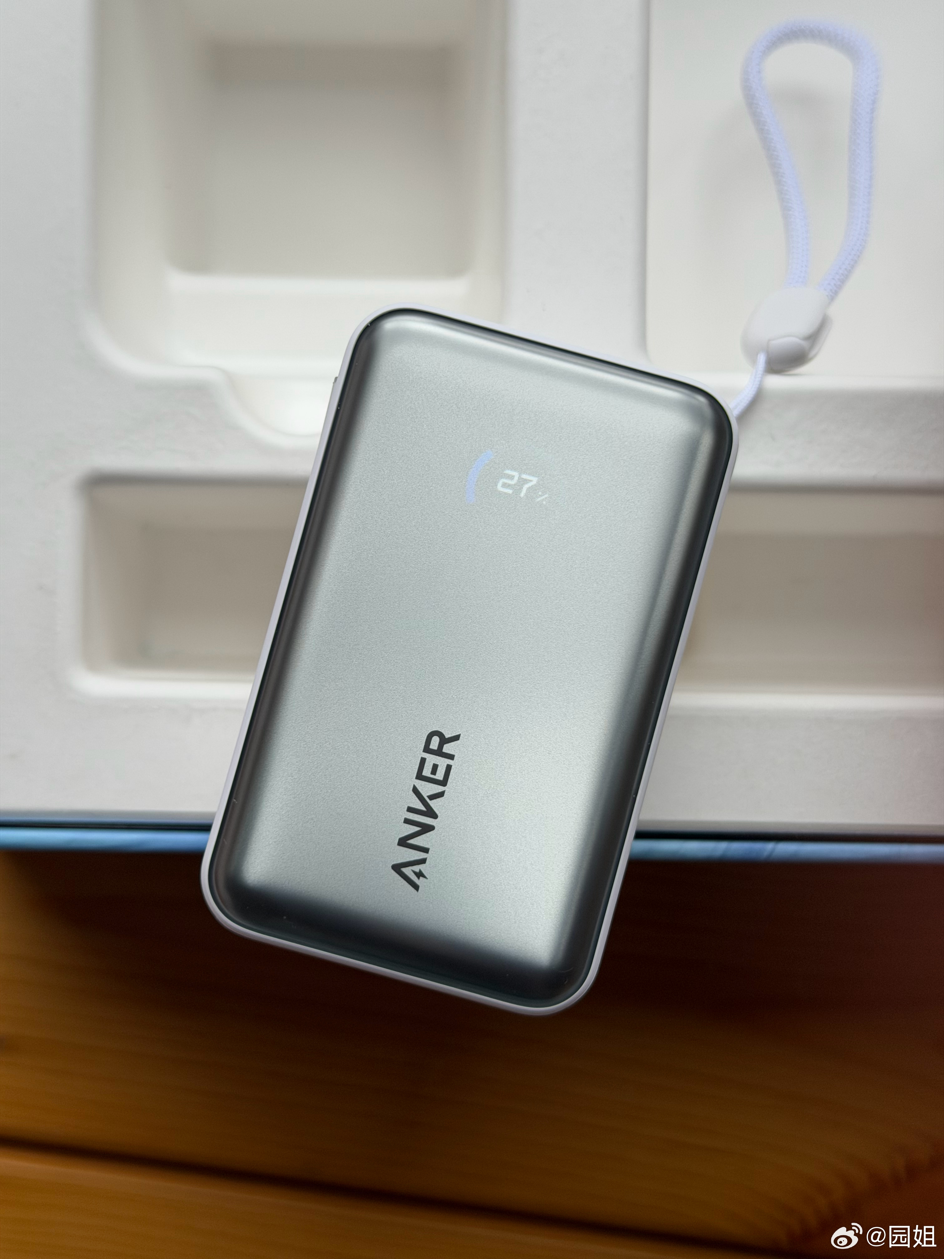 安克今年的礼盒包装很漂亮，还送了一只小黑马，这个寓意也不错哦，还有充电宝和耳机，