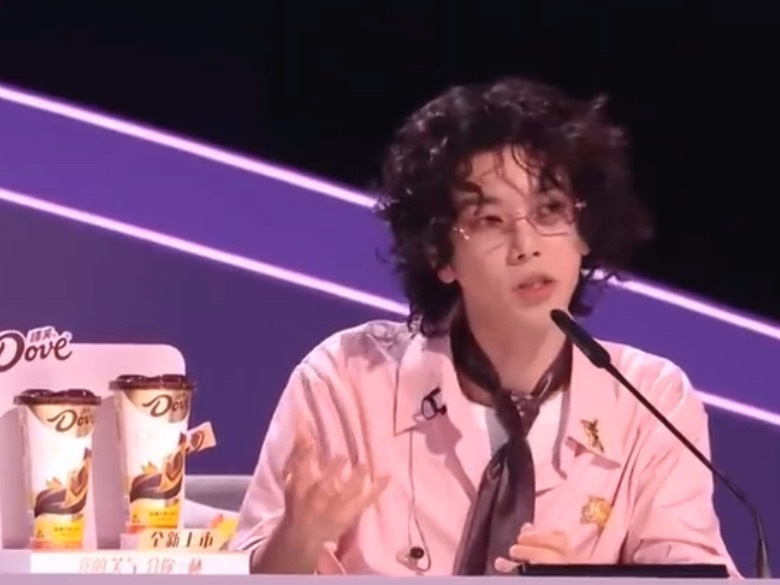 华晨宇掰开了揉碎了的教花花真的是一个热爱音乐且非常负责的导师，苗梦初唱完之后指出