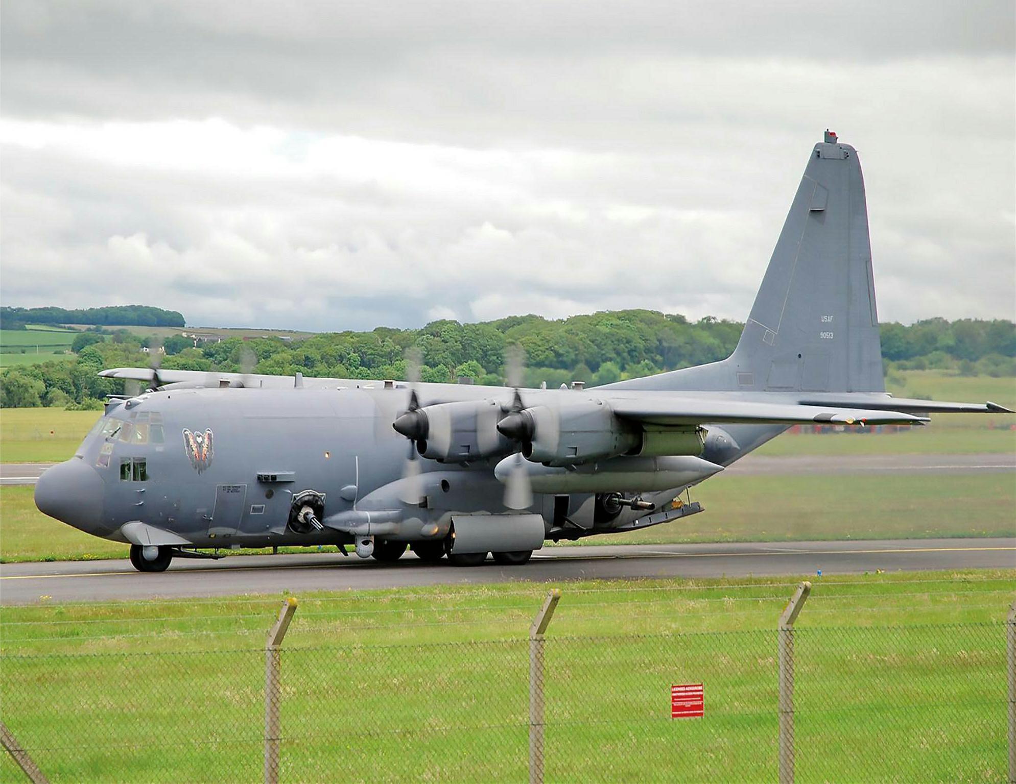 每天认识一件兵器 美国AC-130攻击机 AC-130是美国空军装备的重型攻击机