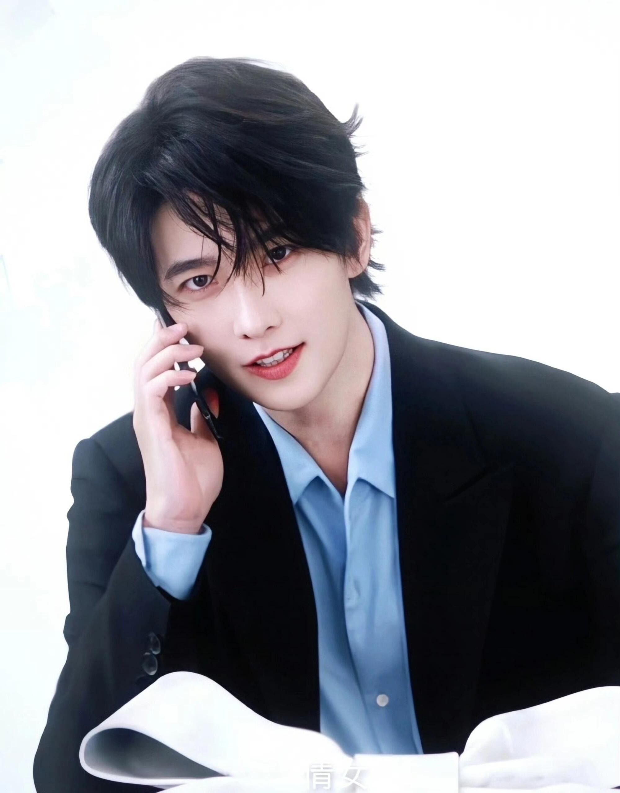 杨洋心选撕漫男 杨洋留长发也太好看了吧！卷卷的刘海搭配精致的五官，像极了日漫里的