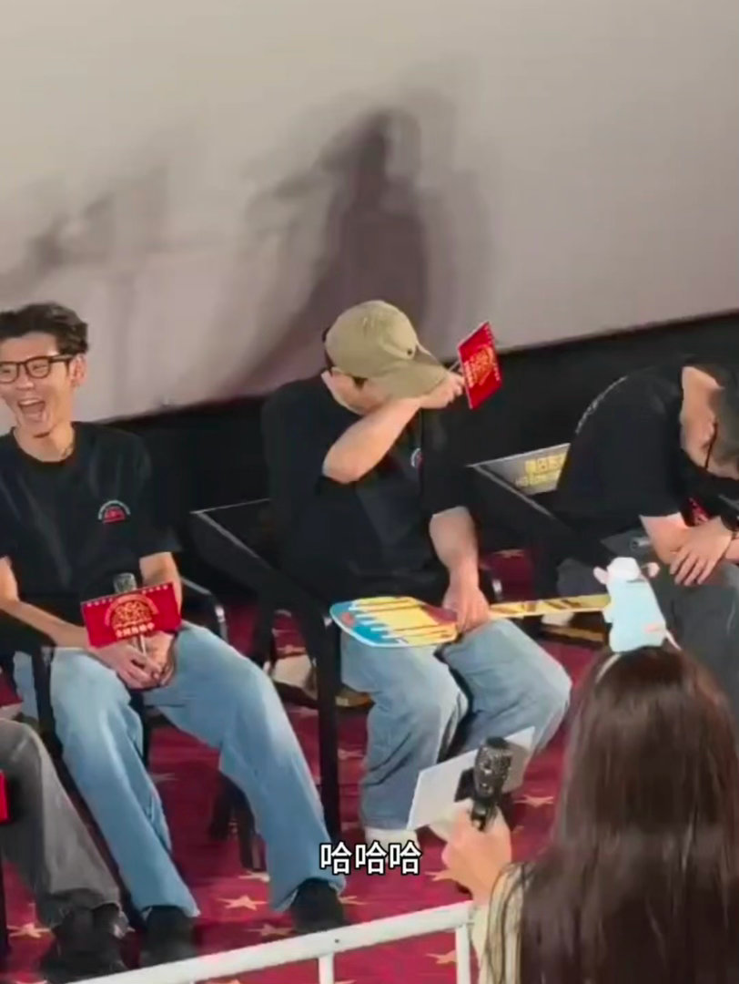 你们怎么又把沈腾弄哭了观众让沈腾做无忧无虑的小老头循环上演的暖心名场面！观众朴素