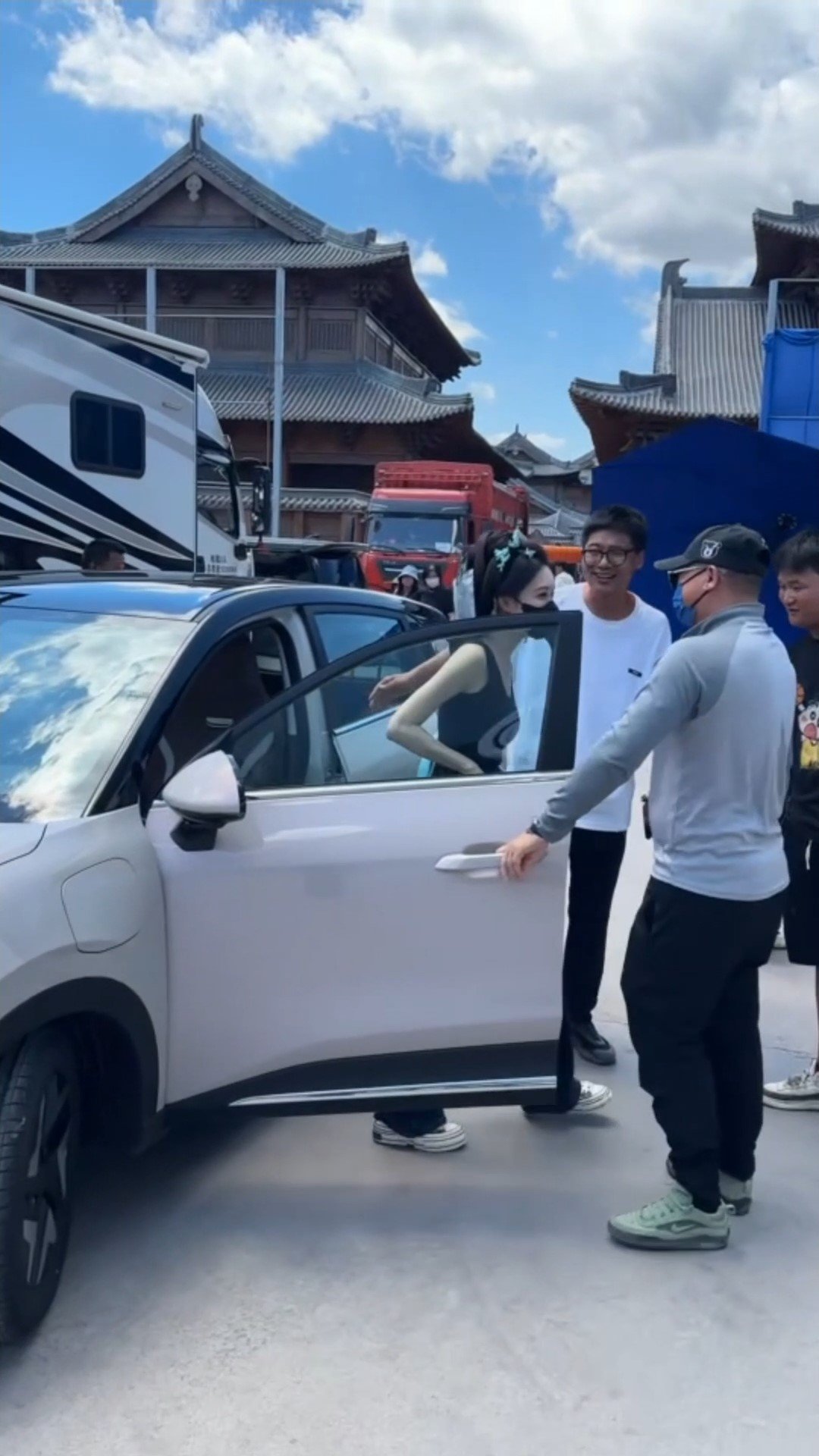孟子义第一个开上缤果S新车 孟子义也太宠粉了吧！近日，妆造后看到等候的粉丝，特意