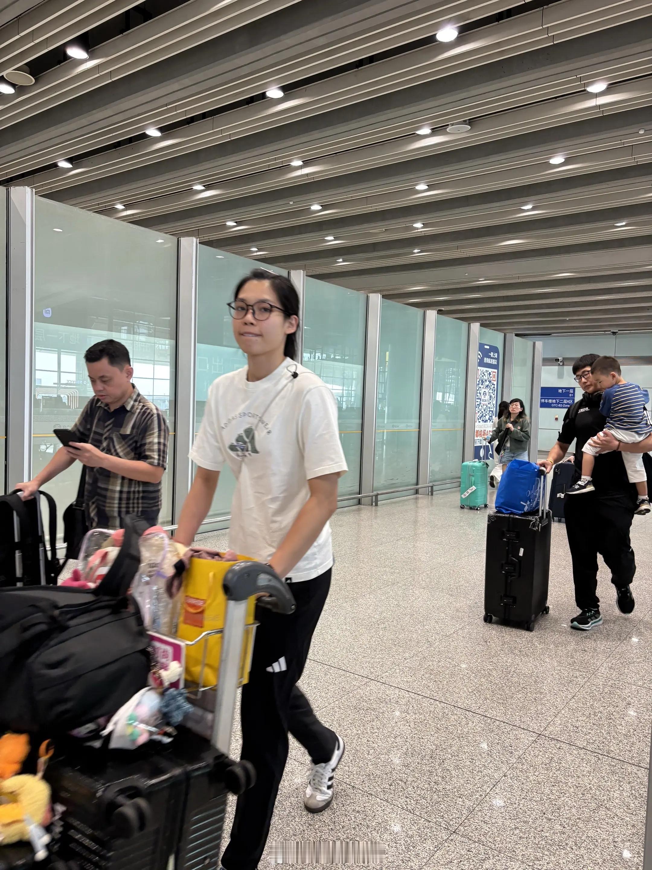 网传中国女排[超话] 9月2日回到北京照片。 ​​​​