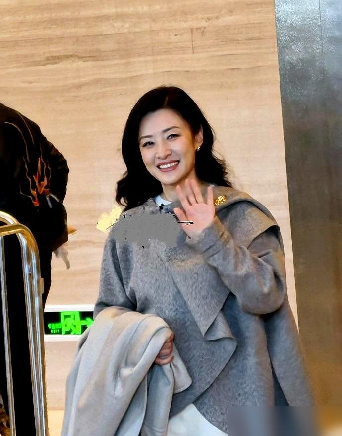 刚刷到周涛昨天公开活动的造型，绝了。
灰披肩羊毛衫配白阔腿裤，脚踩灰鞋。微卷长