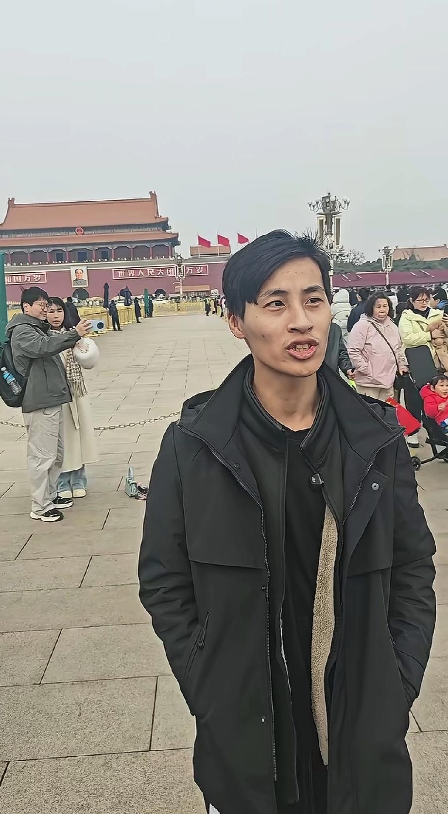 张云鹏在手机上见过他身后的建筑，落地北京后，他来感受中国古建筑的恢宏大气，告诉记