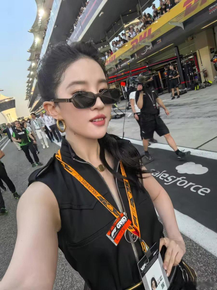 刘亦菲素颜逛阿布扎比博物馆建议阿布扎比博物馆直接把刘亦菲素颜照挂门口，客流量绝对