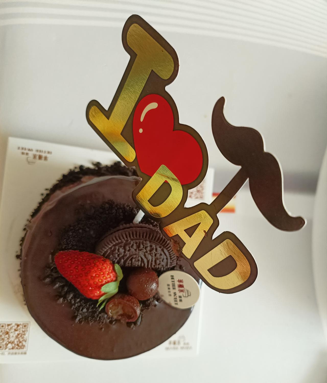 这是昨天父亲节，儿子和儿媳给老伴买的小小蛋糕。
年轻人喜欢有仪式感。
而老年人喜
