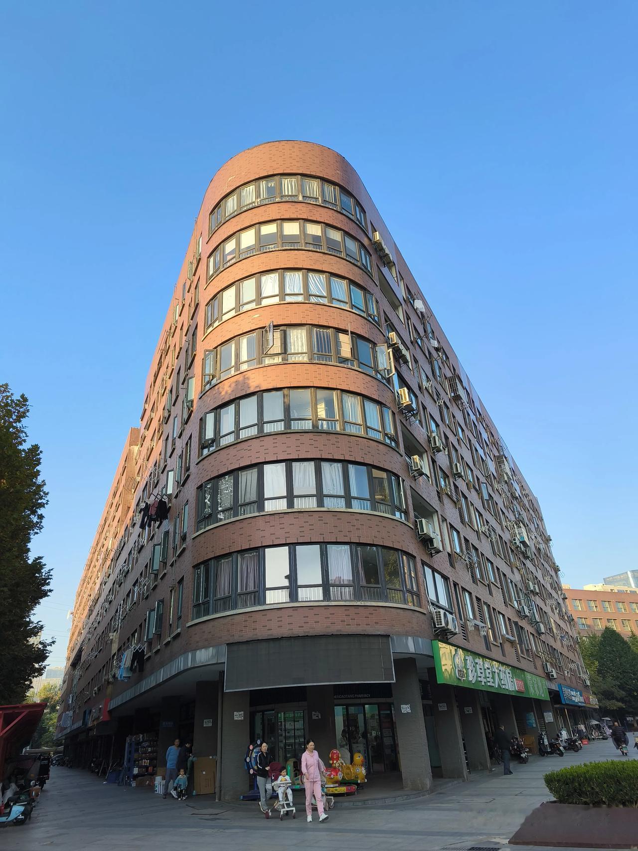 可以看看一张照片代表你在的城市吗巴公房子撞了脸，民众乐园搬家了？来。请友友们猜猜