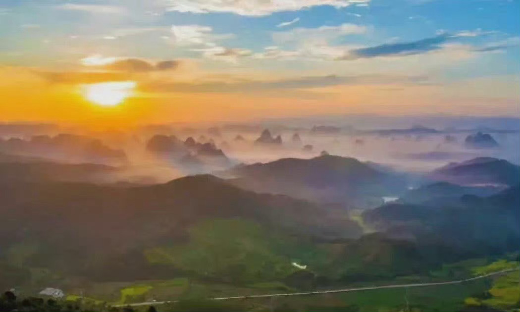 贺州，仿佛有一种魔力，让人第一眼就意外，第二眼看了觉得宁静，第三眼便满是不舍。 