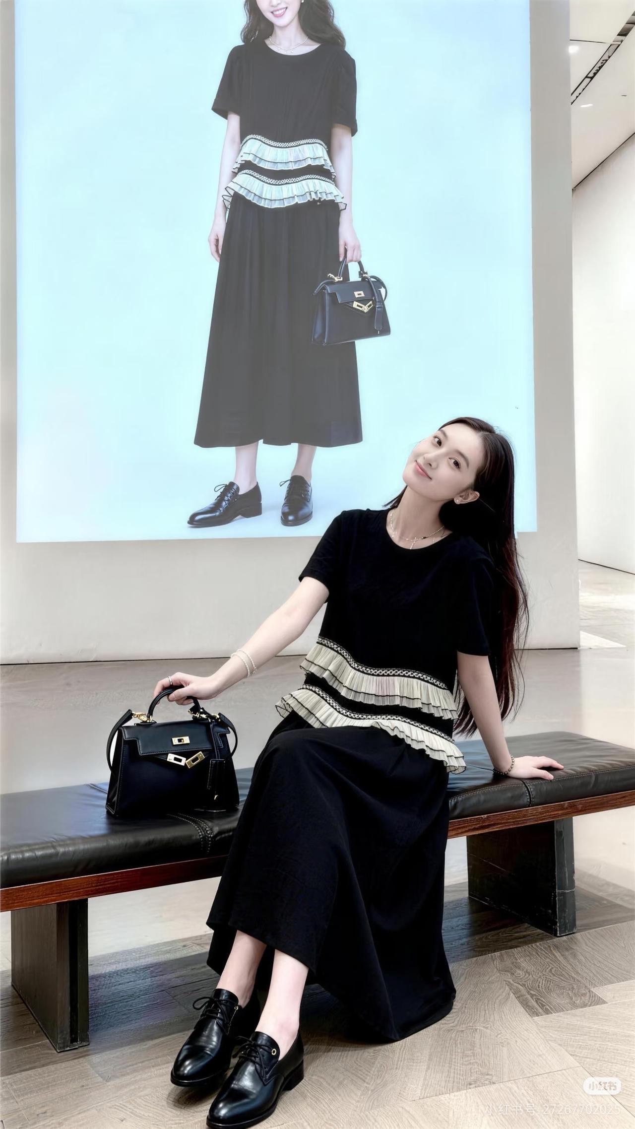 黑裙映画卷，优雅似仙姿。