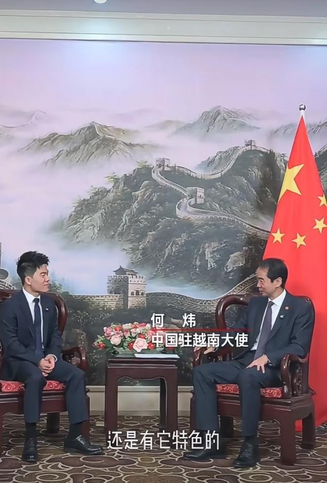 很多人看不懂董宇辉当下的发展布局，觉得放着轻松捞金的顶流主播不做实在吃亏，
其实