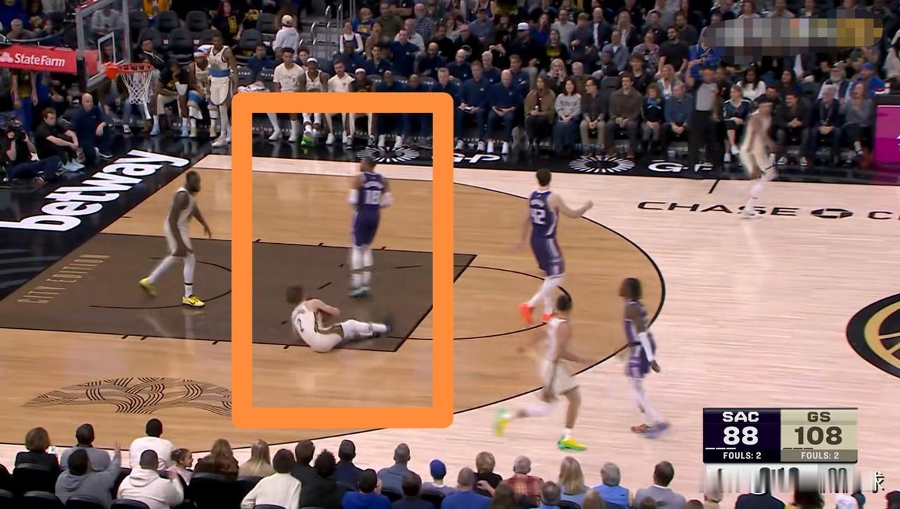 国王老将威斯布鲁克真是太坏了！在今天国王客场挑战勇士的比赛中，当时比赛进行到了第