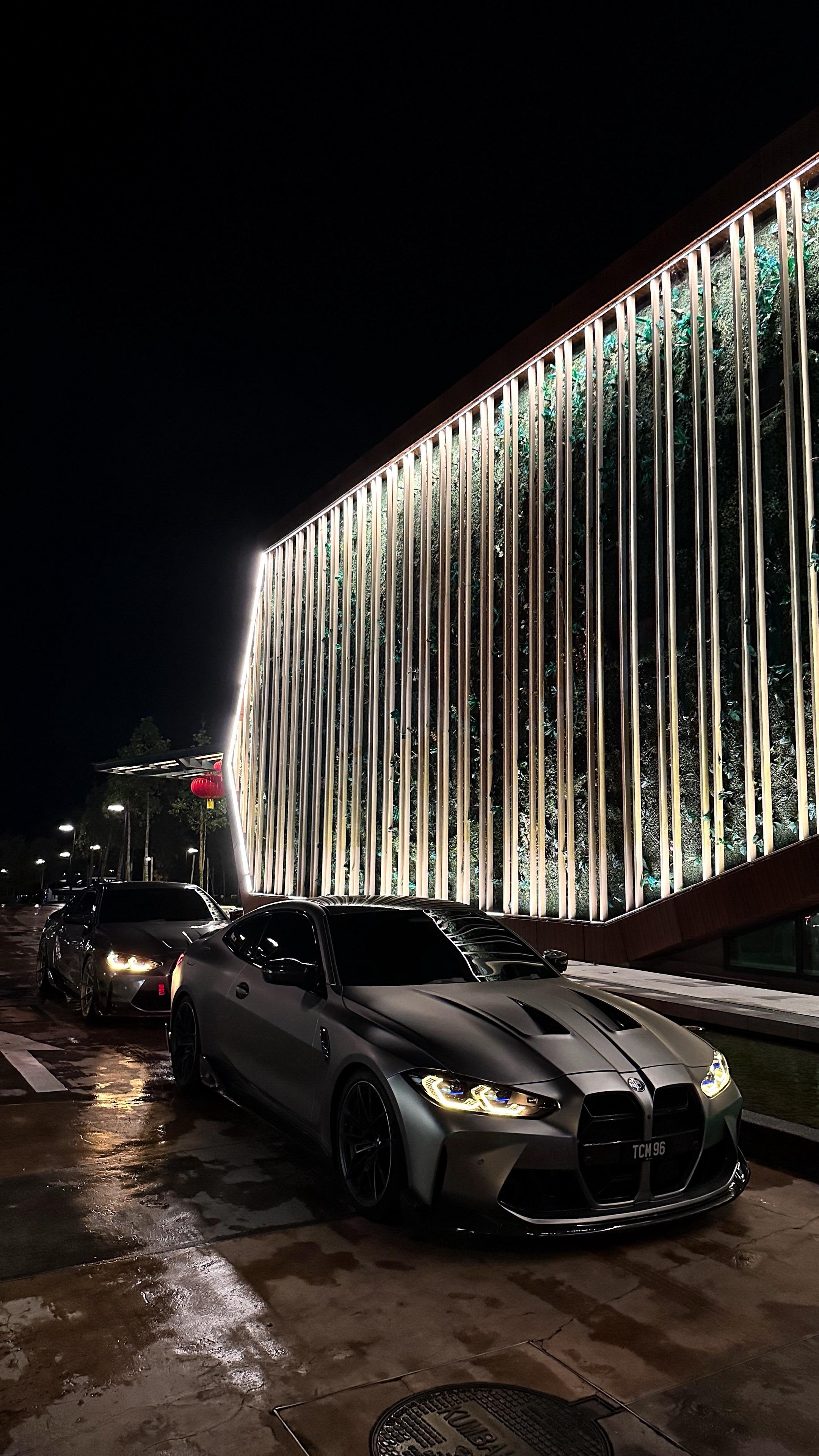 白天做牛马 晚上坐宝马。