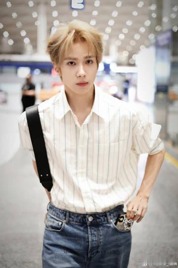 余承恩你穿成这样你侄女知道吗 余承恩新造型太吸睛！潮流感爆棚，从青涩到惊艳，他的
