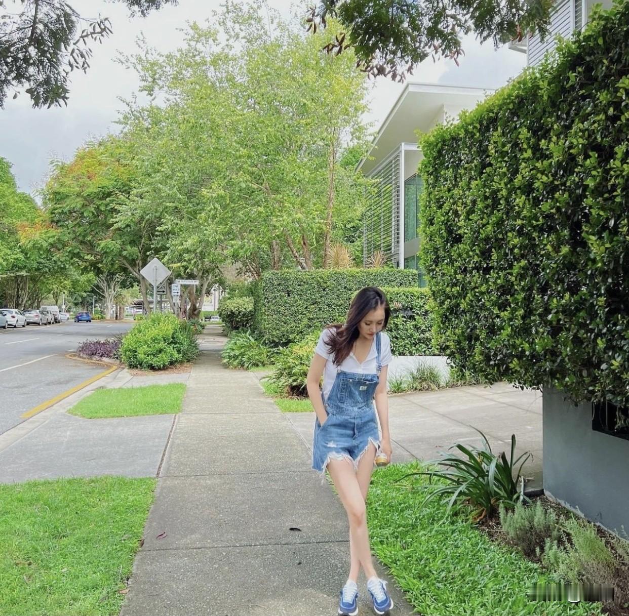 花下的少女照，怎么拍才好看呢绿树荫中行，轻衫拂面风。