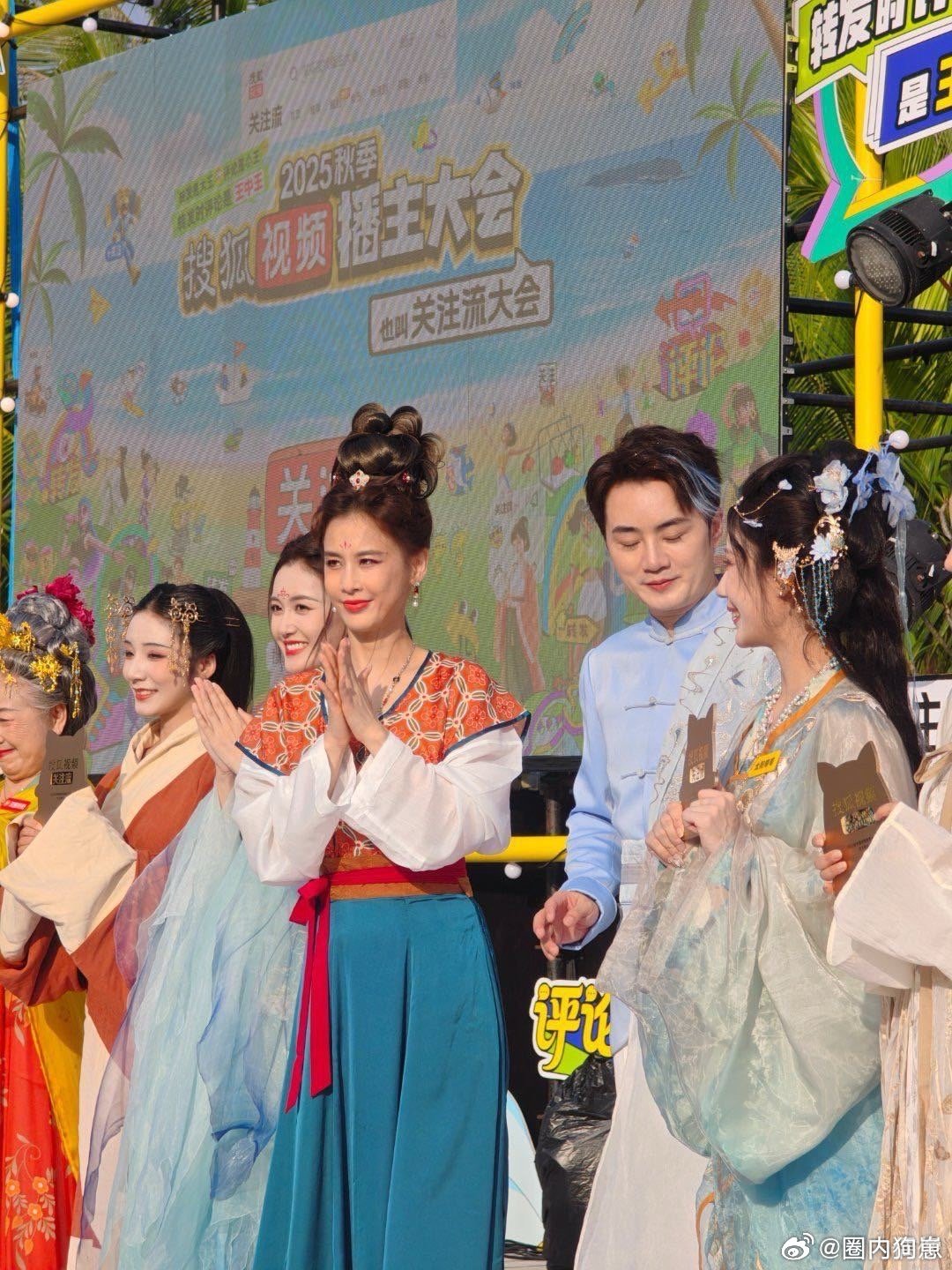 黄圣依戴了自己设计的项链 黄圣依穿汉服亮相活动，古钱币元素项链由她亲自设计，搭配
