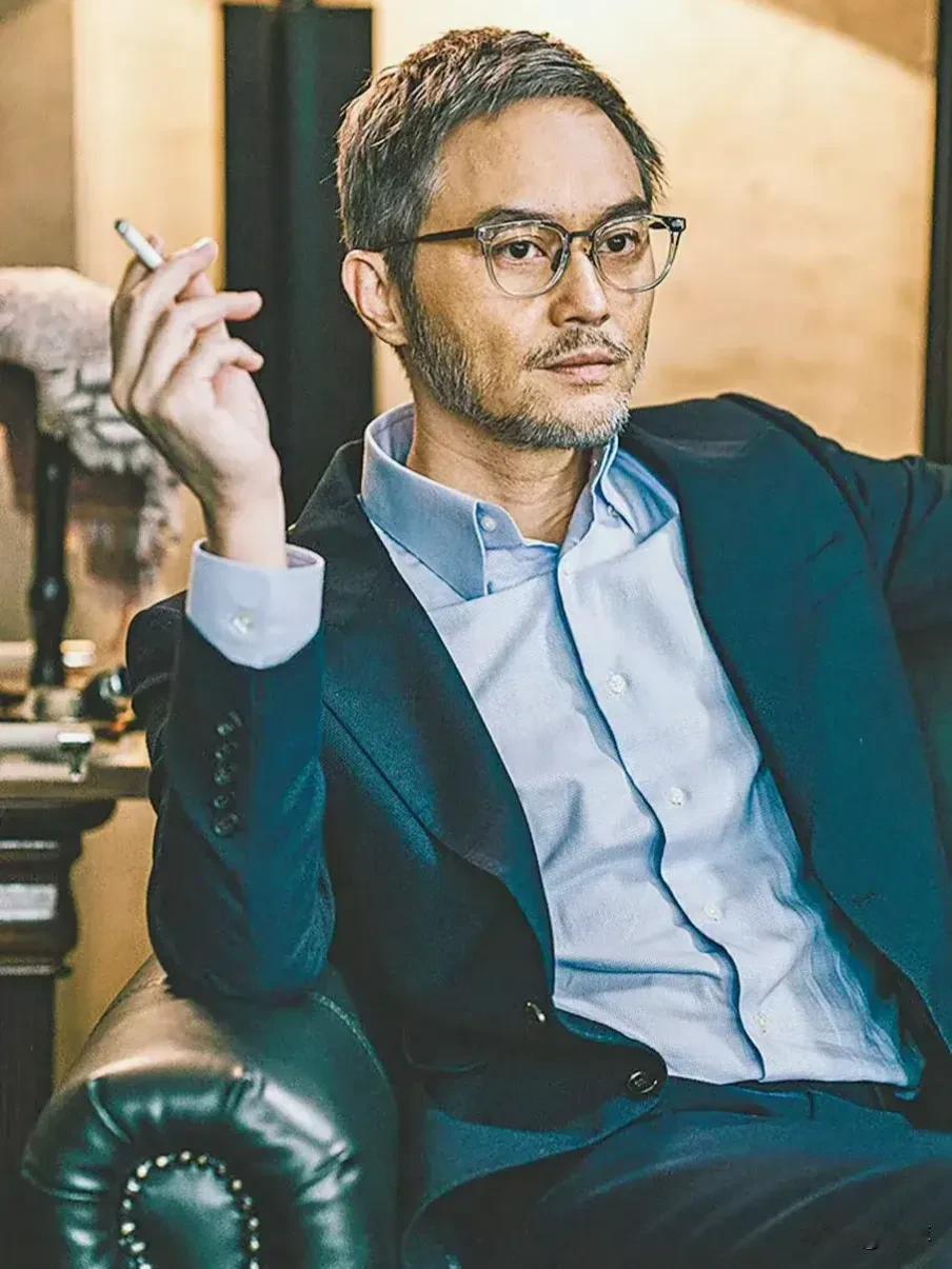 张智霖在电影《误判》里的造型白头发.白胡子老谋深算的样子。