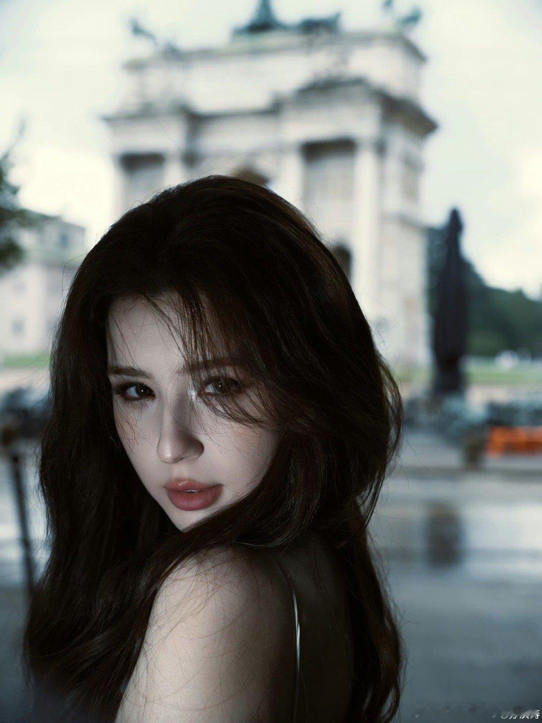 哈妮克孜意式美人 哈妮克孜完美诠释“意式美人”！时装周上的她，一袭白裙简约却不简
