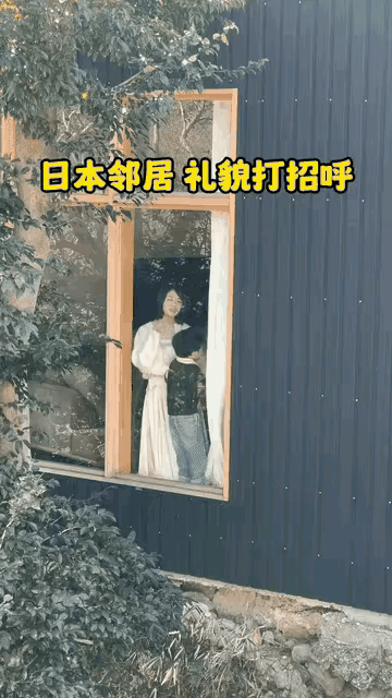 这个女孩非常的友好，也非常的热情奔放，隔着窗户，还主动跟过往的人打着招呼，不知道