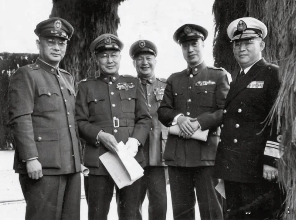 1952年，徐永昌和其他国民党军高级将领的合影，从右到左依次为桂永清、徐永昌、黄