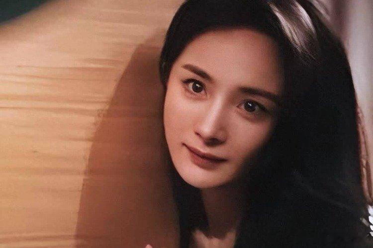 凤凰新闻【《惊蛰无声》中的“性暗示”，被张艺谋完美处理，但看懂了后背发凉】杨幂和