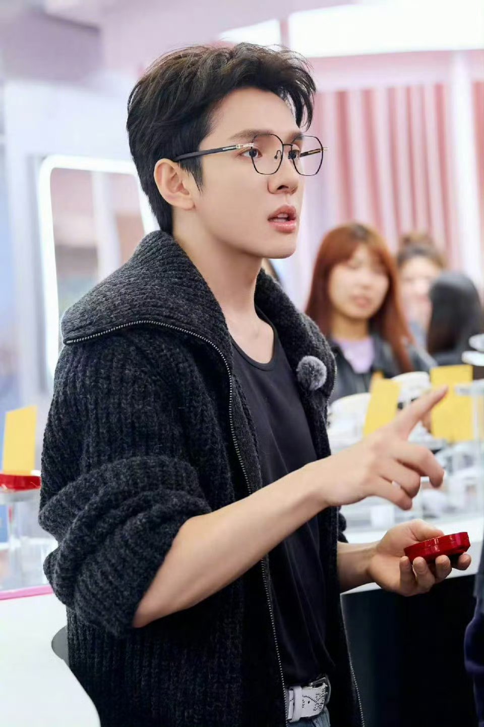 李佳琦回应缺席两个月直播李佳琦深夜回应，不是退休也不是退圈，是去拍综艺《合伙人》