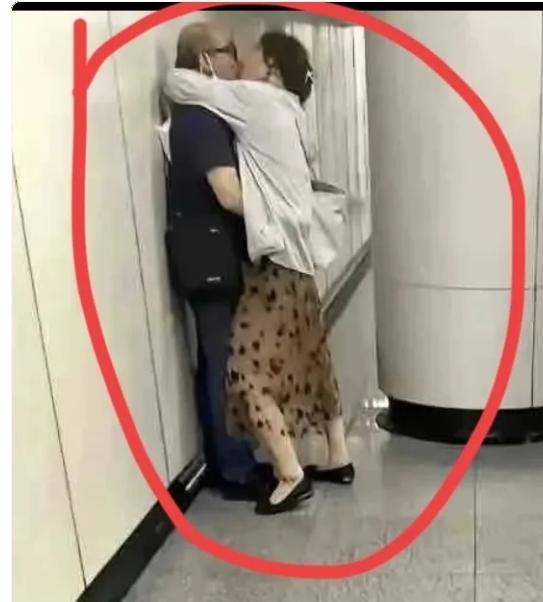 地铁里的那一幕：感情再深，也别弄丢了分寸
 
地铁车厢里，无意间撞见一幕，两位中