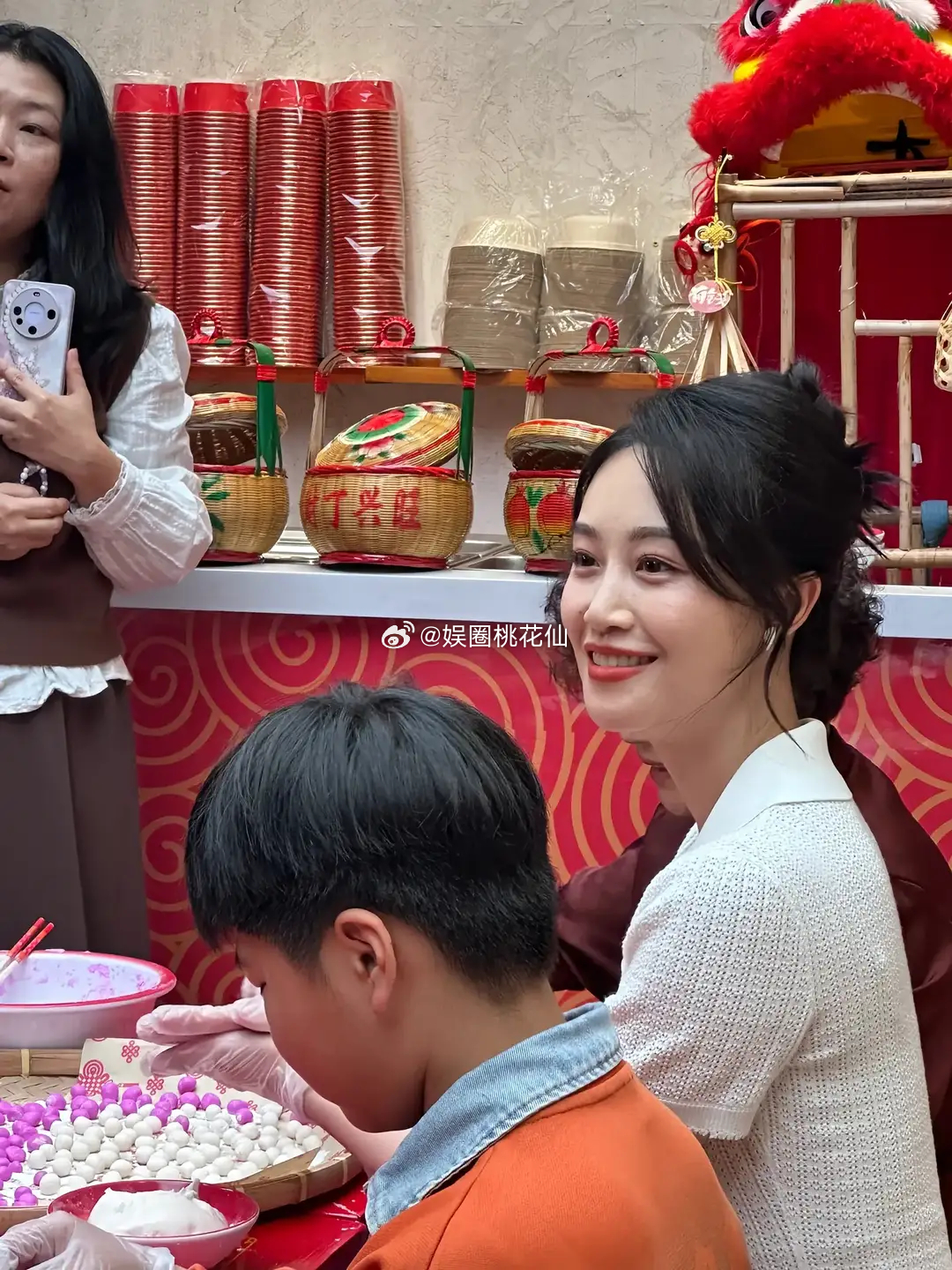 蓝盈莹现身揭阳古城，背薄人萌又可爱，举止有礼貌，获网友称赞。 