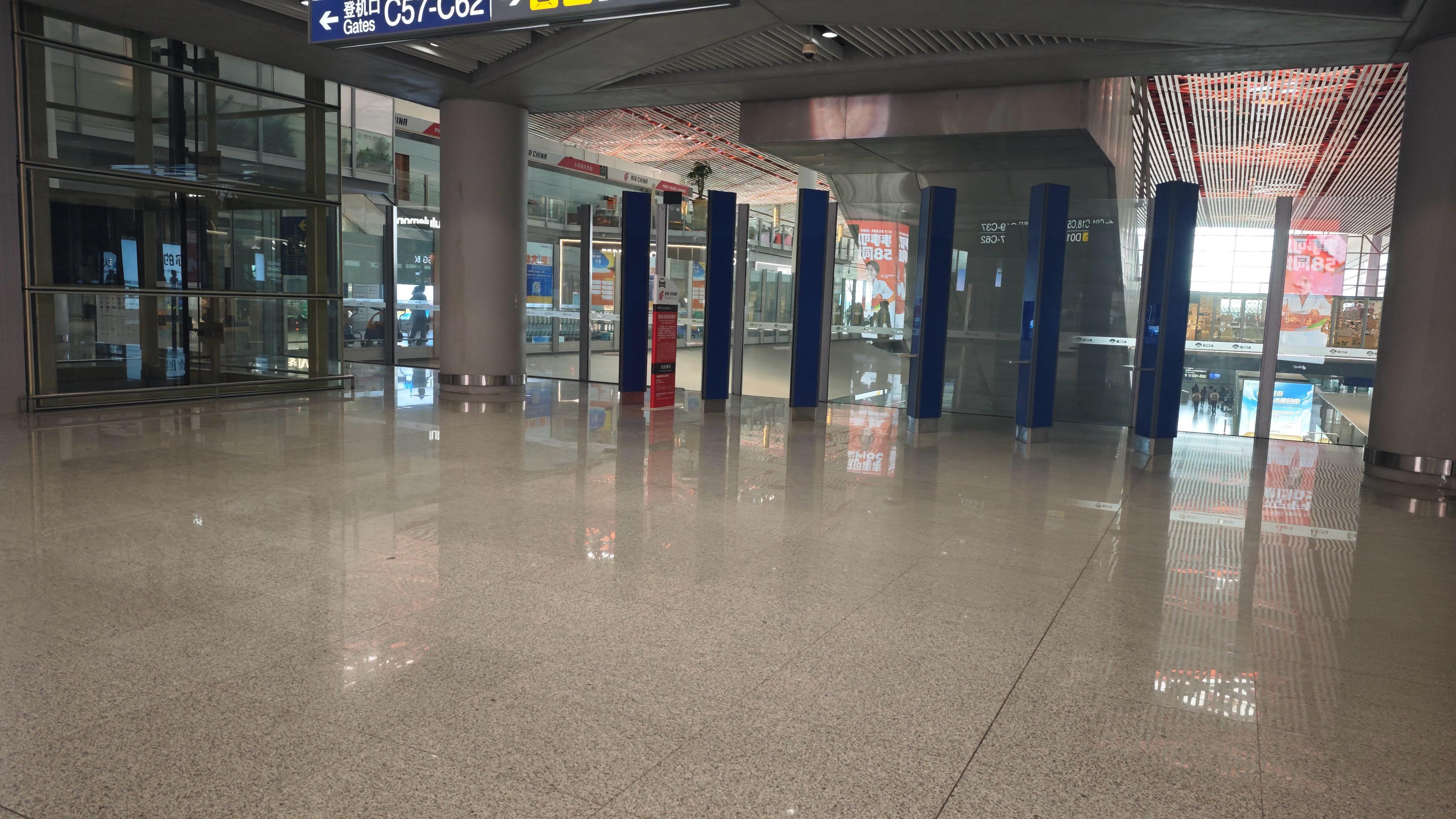 首都机场T3安检出口不远的沃尔沃EM90的展台区域清空了，突然不太习惯 ​​​