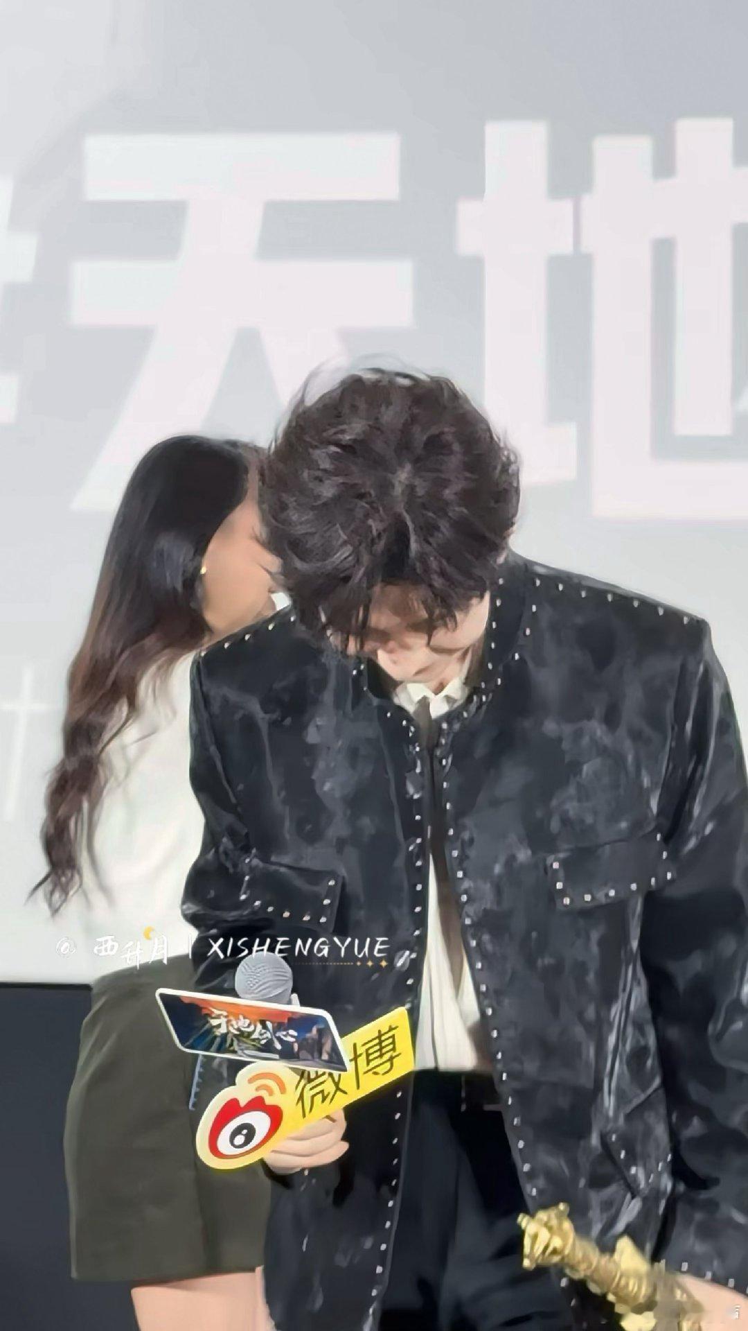 成毅憋笑憋出内伤还是没憋住 粉丝的热情真的藏不住！直白告白+花式应援又甜又戳人，