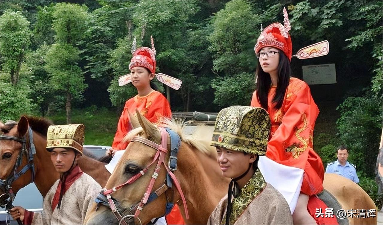 在我看来，信息越发达，并不意味着普通人的认知越清醒，恰恰相反，大多数人的眼睛并不