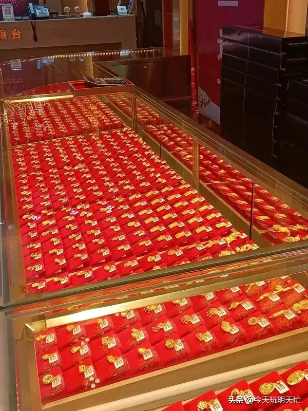 未来黄金会跌至350元吗?听说黄金跌了，也不知道真的假的，这下心里真不是滋味。