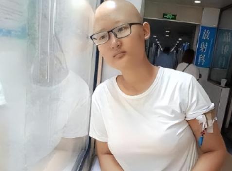 2019年，19岁女孩患癌7年花了200万，亲戚都劝她：“别治了，为了救你，你母