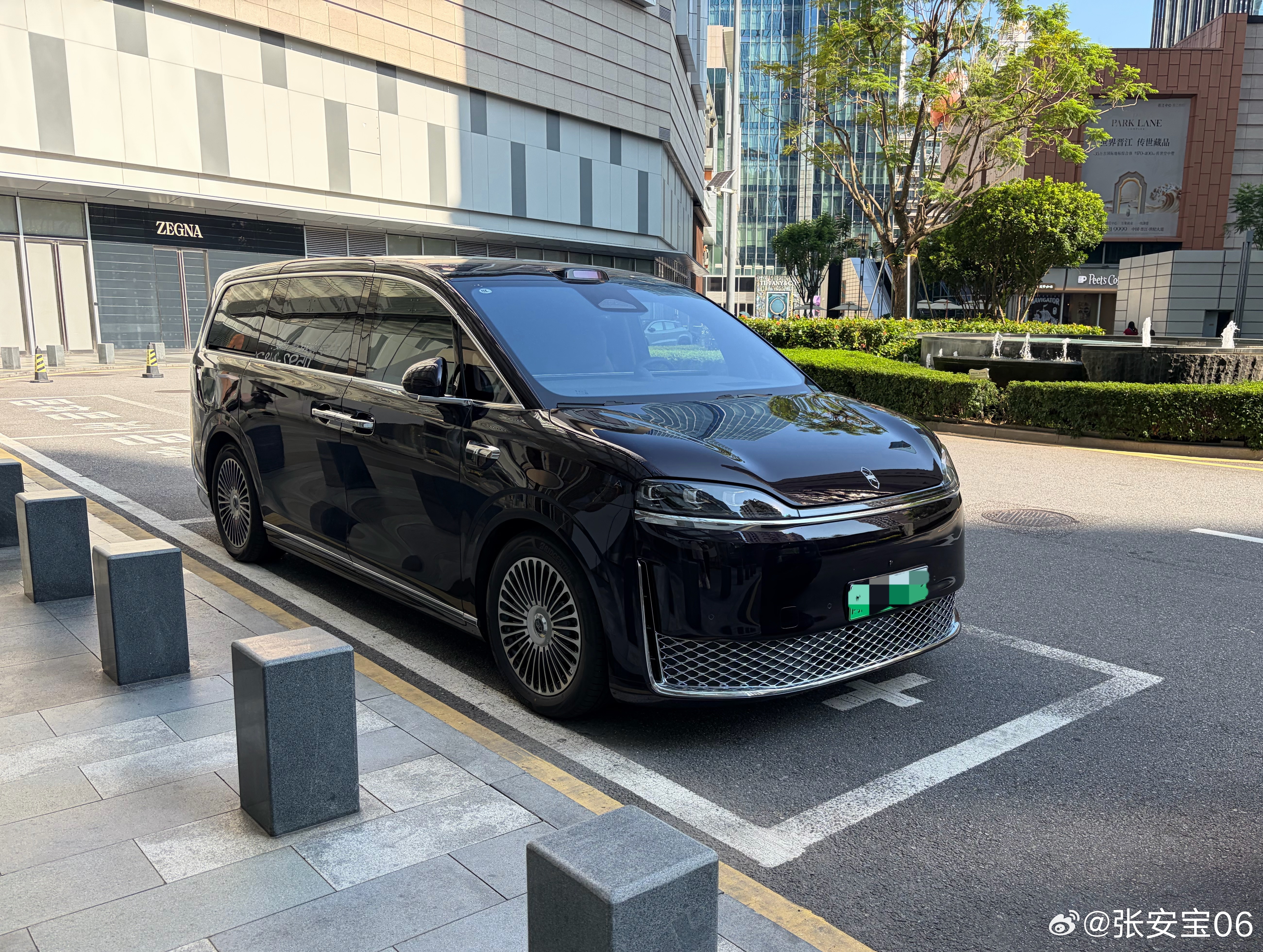 智界V9在室外看着也不错，挺大气新能源汽车