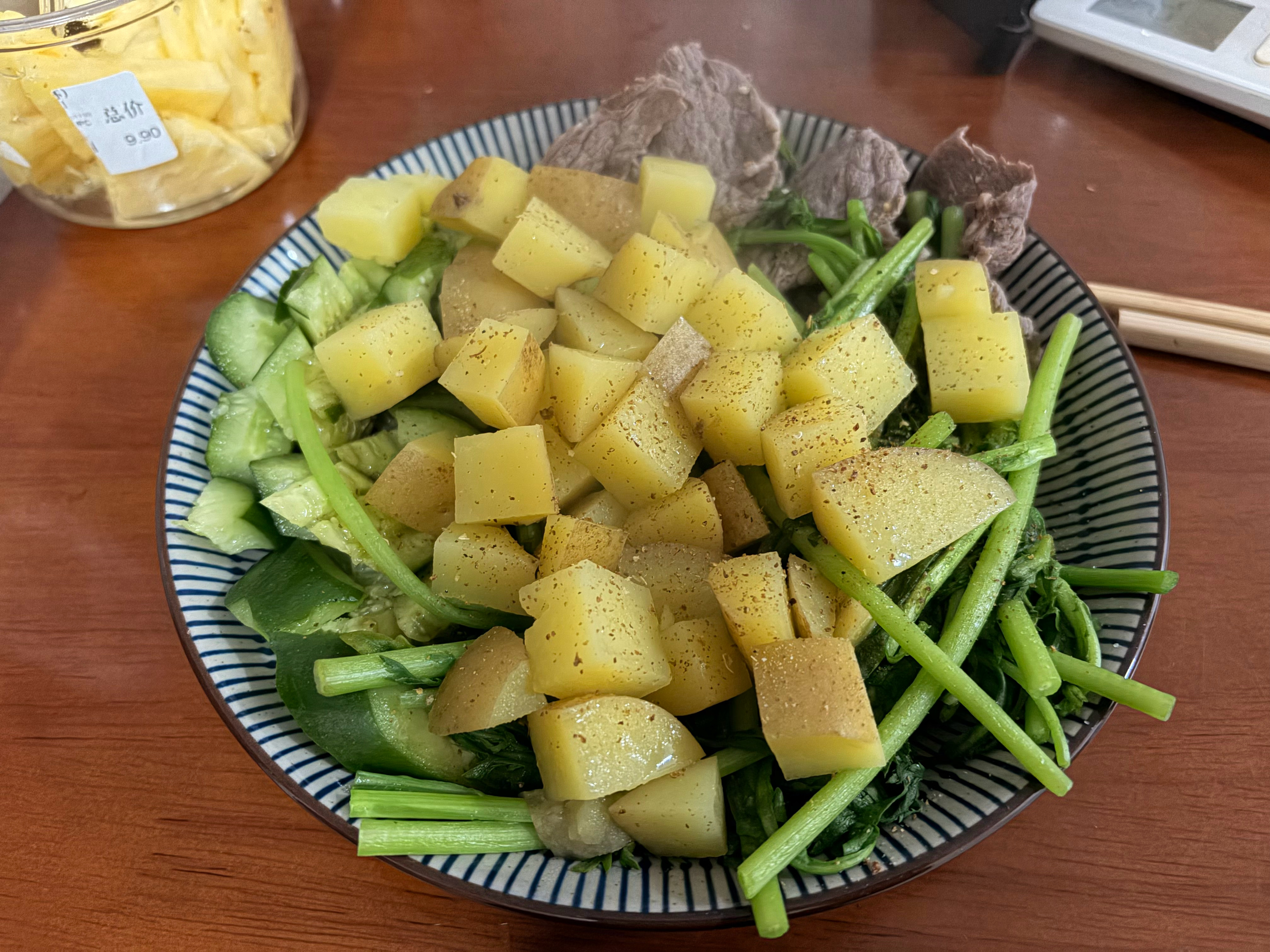 今天晚饭吃的啥？1些茼蒿1跟黄瓜1个蒸土豆1些水煮牛肉片1些凤梨说好减脂的来打卡