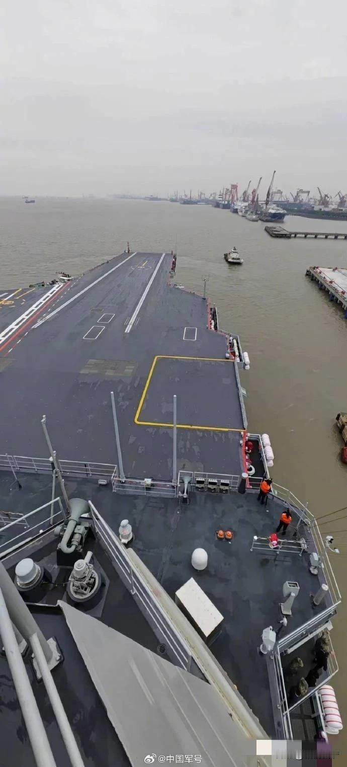 福建舰第一次海试引爆全网，令国人振奋！
看看福建舰的一些情况，就知道这艘航母为何