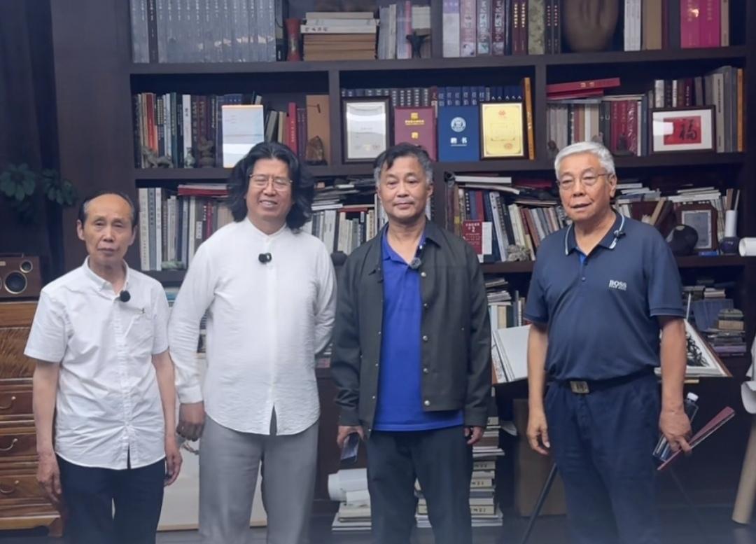沈巍既可以在路边捡垃圾，也可以去北京登大雅之堂，这既是沈巍先生的“张力”，也是他