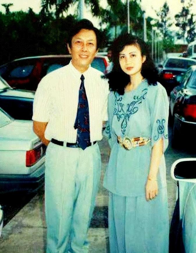 1990年除夕夜，唐国强的妻子洗完澡化完妆，穿上一身新衣，用一根绳子结束了自己的