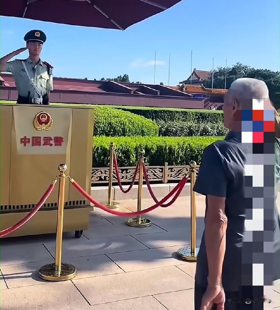近日，北京，天安门广场上一老人正向军人敬礼，没想到下一秒，一名少年突然闯入，笔直