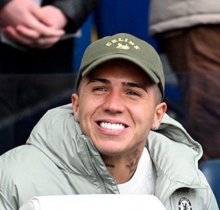 欧洲转会新闻！
★他怎么这么高兴！
被切尔西队内禁赛的恩佐坐在看台上观战，笑容满