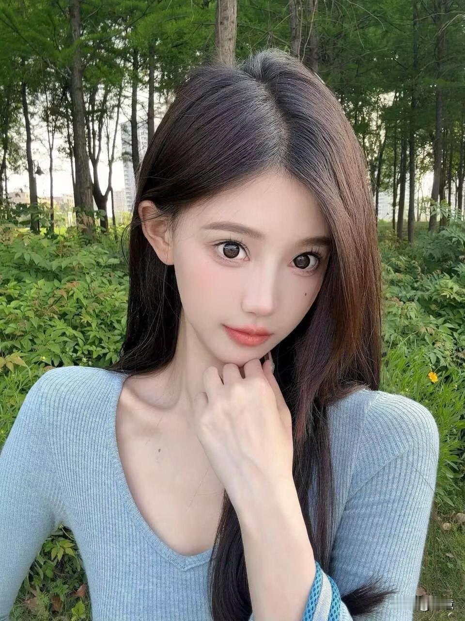 绿意盎然的午后，她浅笑盈盈，温柔治愈，仿佛把整个春天都穿在了身上。