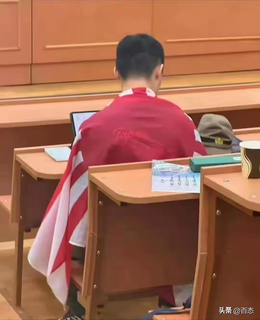 不敢相信，一个在俄罗斯留学的学生，在课堂上居然身上披着旭日旗，大家都知道这旗子是