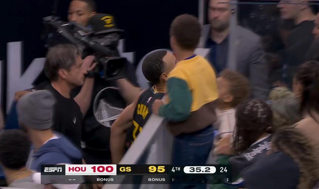 库里受伤了，提前返回更衣室了…….. 