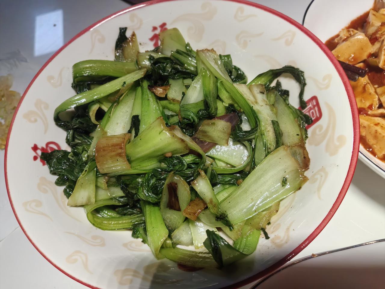 我认为理科，理科的出路更多。
若你选择文科之路，未来或许需全力以赴争取本科文凭，