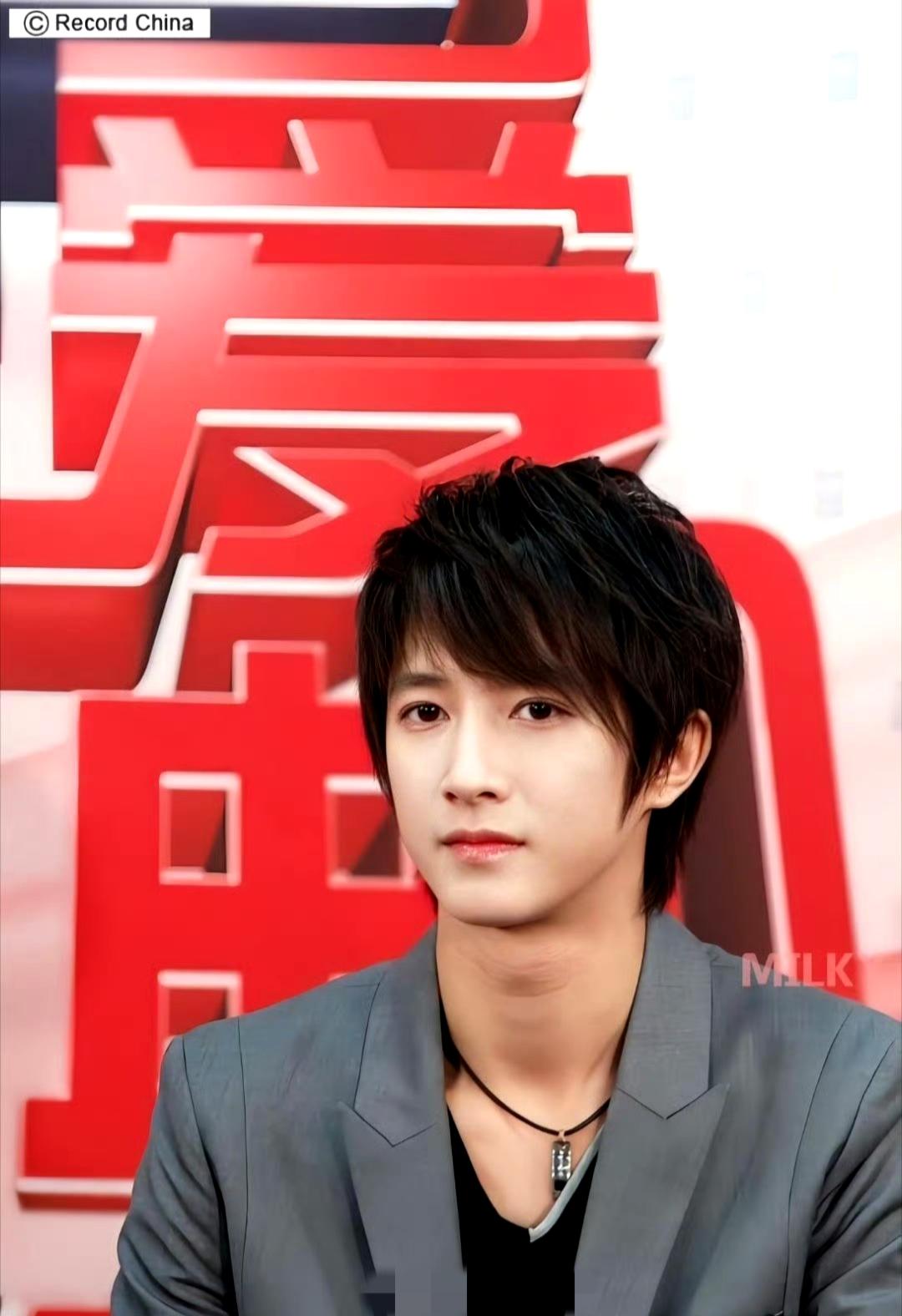 谁的青春DNA动了！挖到一组2008年的韩庚旧照，这颜值真的嫩到能掐出水✨
利落