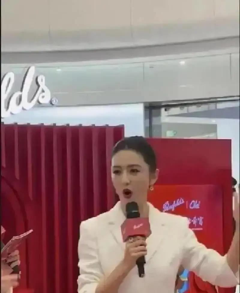 佟丽娅临场救场，3秒变全场焦点
 
昨天上海万象城，佟丽娅直播时提词器黑屏。她直