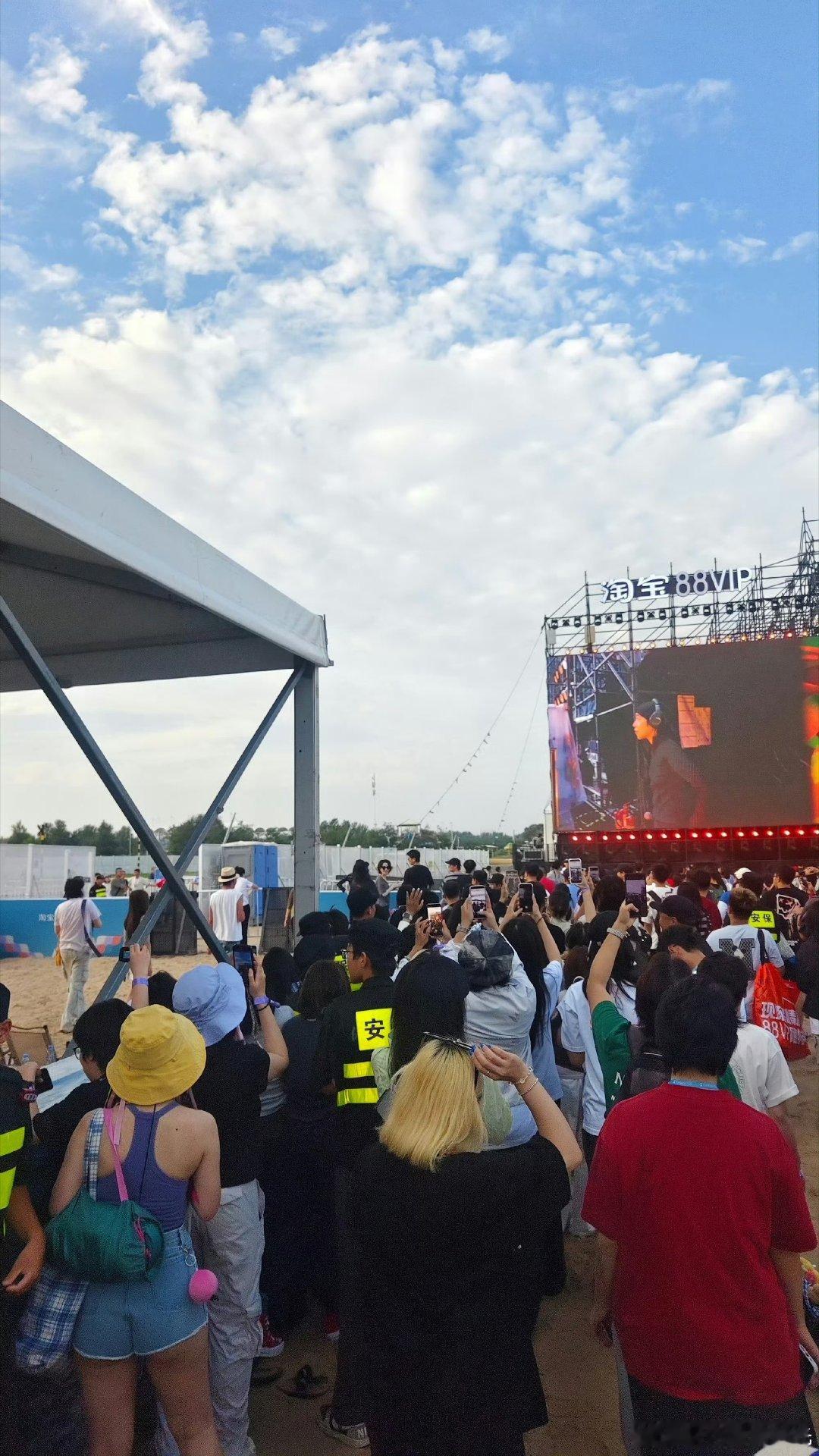 王菲李嫣看窦靖童音乐节好幸福呢… ​​​